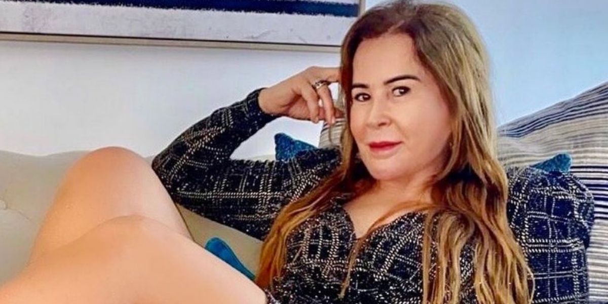 Zilu cruza pernas com vestidinho aos 63 e escandaliza com parte íntima gigante explodindo pra fora: "Deliciosa"