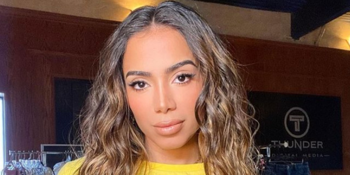 Anitta Escandaliza Deixa Decotão à Mostra E Aperta Seios Com Vontade 