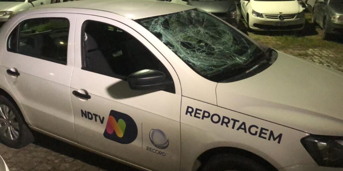 Carro da equipe de jornalistas após o ataque (Foto: Reprodução)