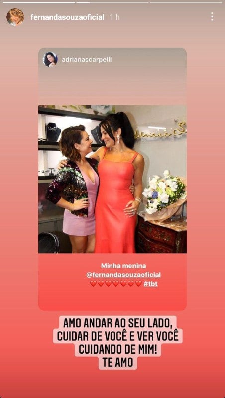 Fernanda Souza surgiu agarrada com amiga e se declarou (Foto: Reprodução/ Instagram)