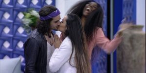 Fiuk e Juliette se beijam na reta final do BBB21 (Foto: Reprodução)