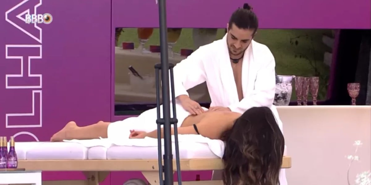 Fiuk faz massagem em Juliette (Foto: Reprodução)