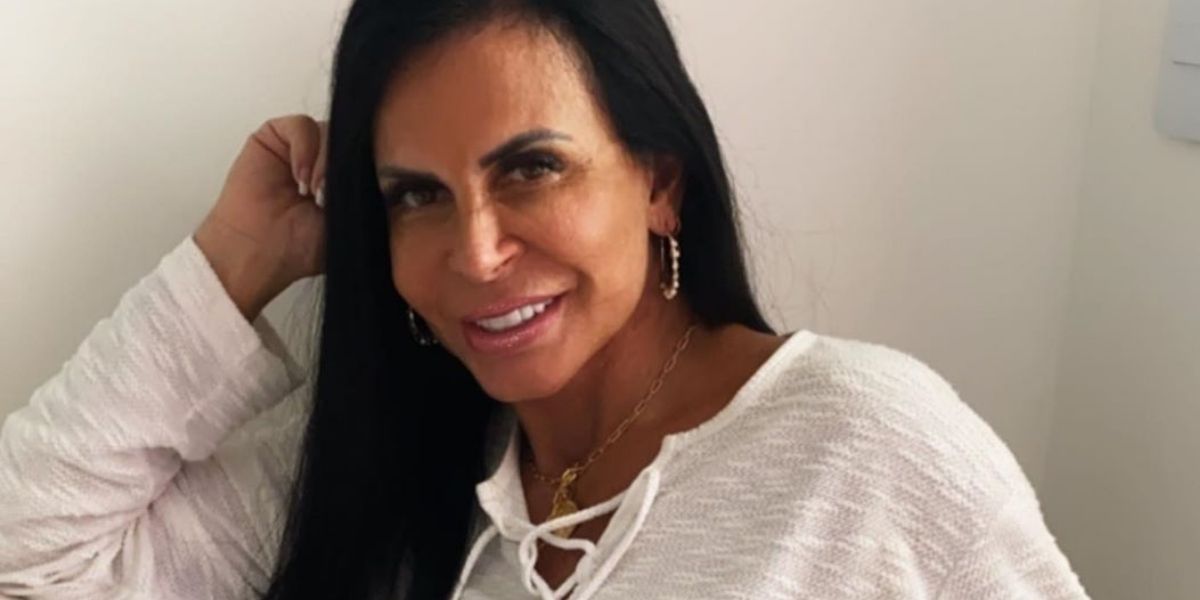 Gretchen enfia fio-dental aos 61, coloca as mãos pro alto e fica de costas com parte íntima gigante: "Gostosa"