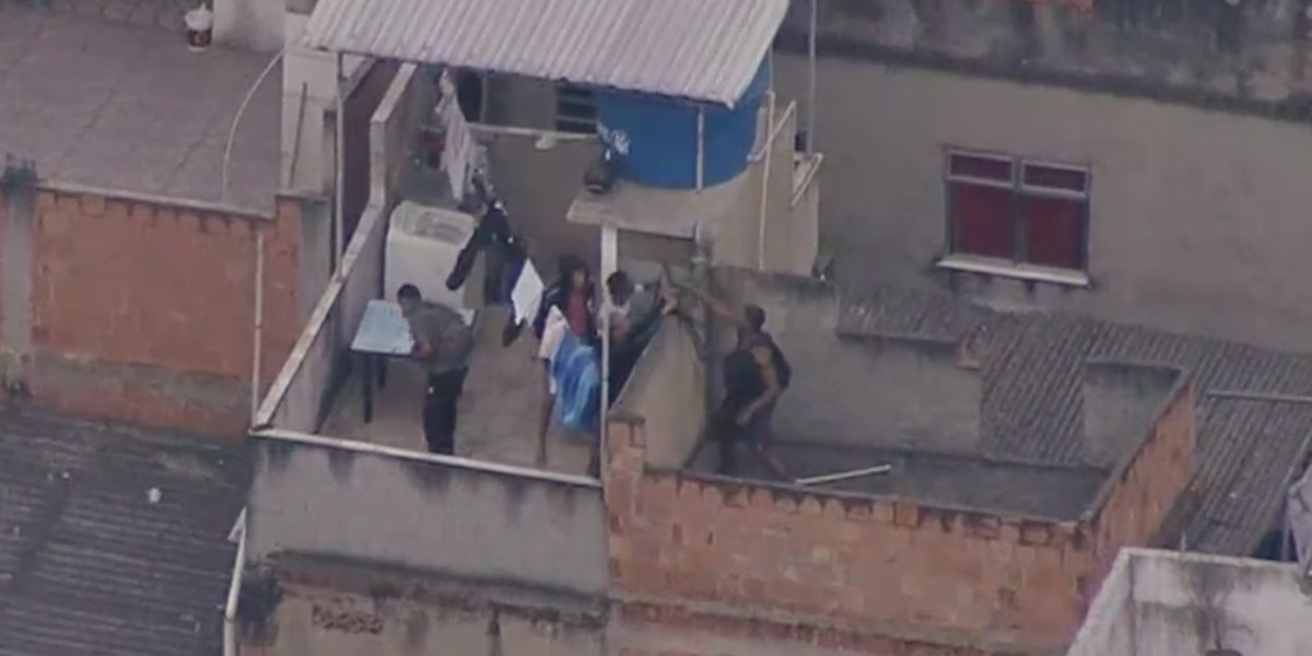 Homens armados tentam fugir durante operação da polícia no Jacarezinho - Foto: Reprodução/TV Globo