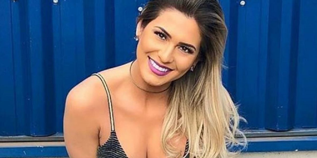 Lívia Andrade arranca sutiã, escandaliza de vestidinho com as pernas abertas e parte íntima explode pra fora