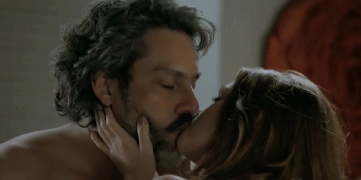 José Alfredo (Alexandre Nero) e Maria Ísis (Marina Ruy Barbosa) se beijam em Império