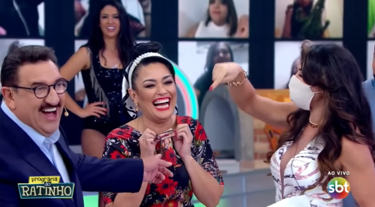 Ratinho repara que vestido de Milene Pavorô está ao contrário (Foto: Reprodução/SBT)