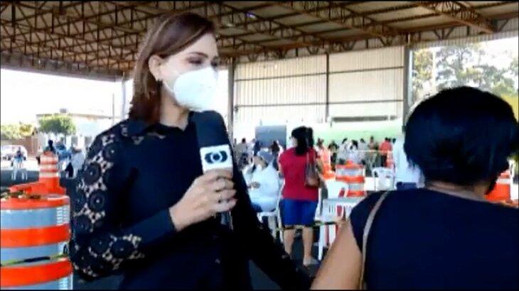 Repórter da Globo acaba se irritando com uma mulher