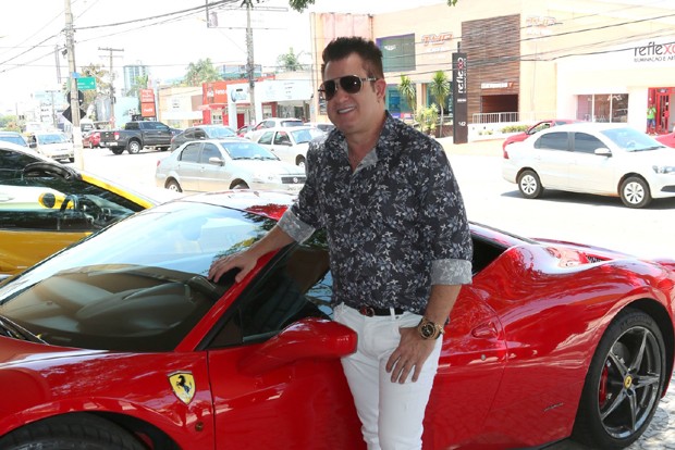 Marrone chegou de Ferrari em inauguração de restaurante (Foto: AgNews)