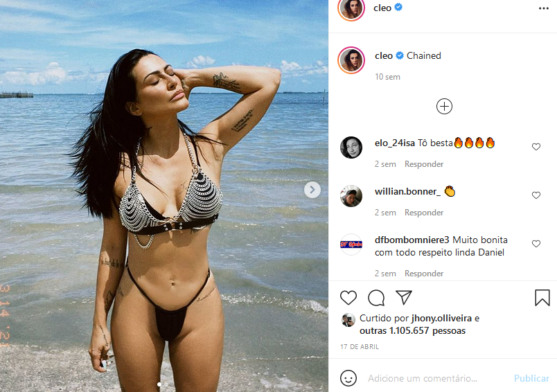 Cleo mostrou demais em foto de biquíni na praia (Imagem: Reprodução)