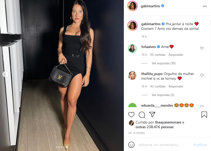 Gabi Martins surgiu com seios explodindo e com suas belas coxas vazando em decote do vestido (Imagem: Reprodução)