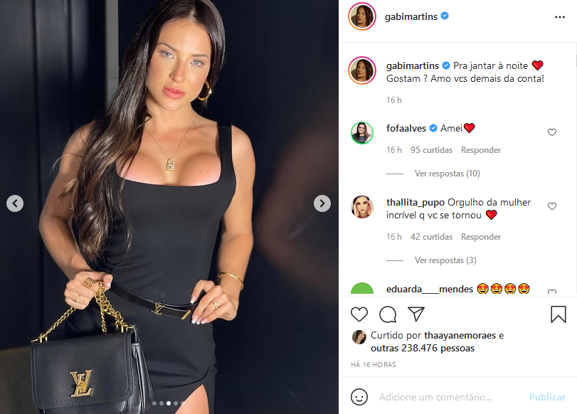 Gabi Martins surgiu com seios explodindo e com suas belas coxas vazando em decote do vestido (Imagem: Reprodução)