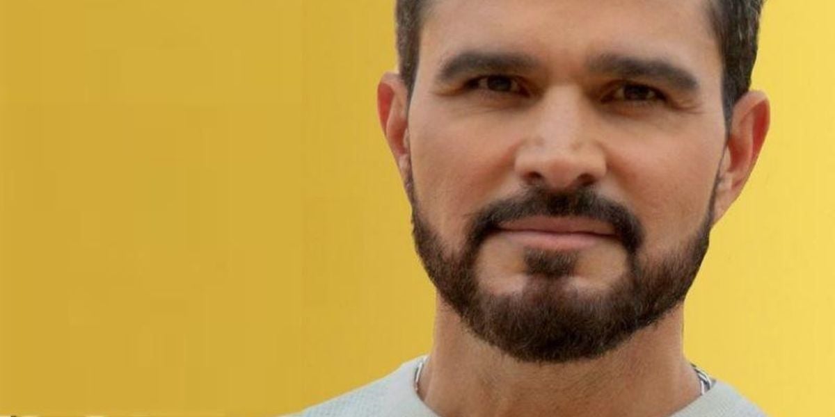 Luciano Camargo apareceu de roupa íntima e foi o centro das atenções (Foto: Reprodução)