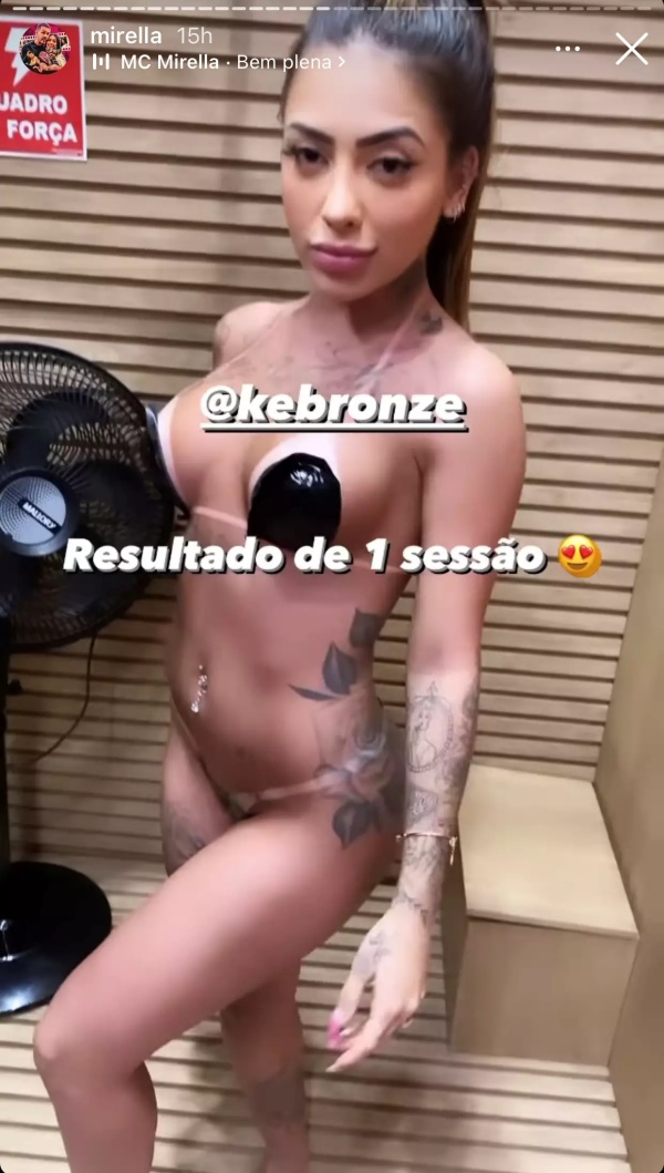 Mirella surgiu completamente nua em vídeo, apenas com algumas fitas coladas em seu corpo (Imagem: Reprodução)