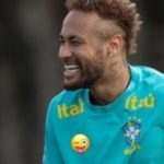 Neymar posa em mansão ao lado de helicóptero de R$ 50 milhões