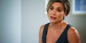 Helena faz revelação chorando para Téo em Salve-se Quem Puder (Foto: Reprodução/Globo)