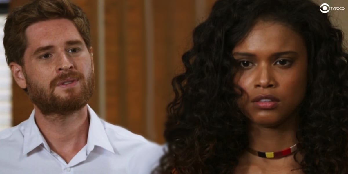 cena da novela salve-se quem puder com úrsula, mulher negra usando blusa laranja e gael, homem vestindo camisa branca e de cabelos curtos ruivos