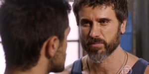 Gael (Eriberto Leão) faz proposta para Cobra (Felipe Simas) em Malhação (Foto: Reprodução/Globo)