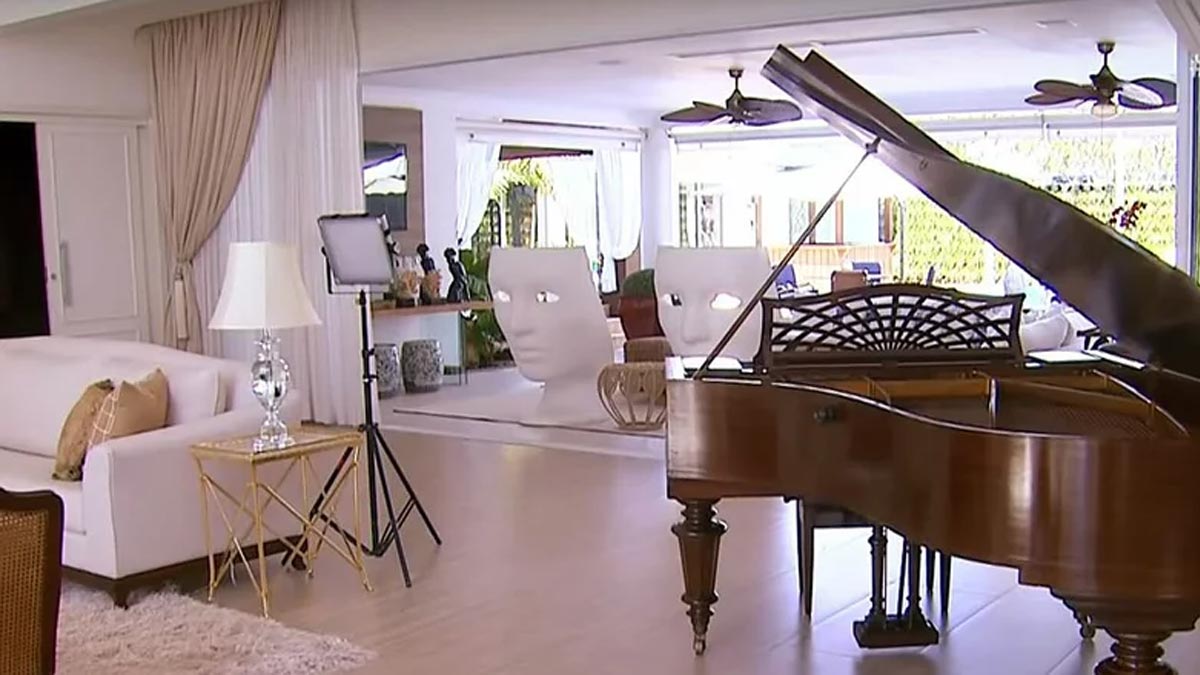 Parceiro de Marrone tem piano de causa e estúdio em casa (Foto: Reprodução/SBT)