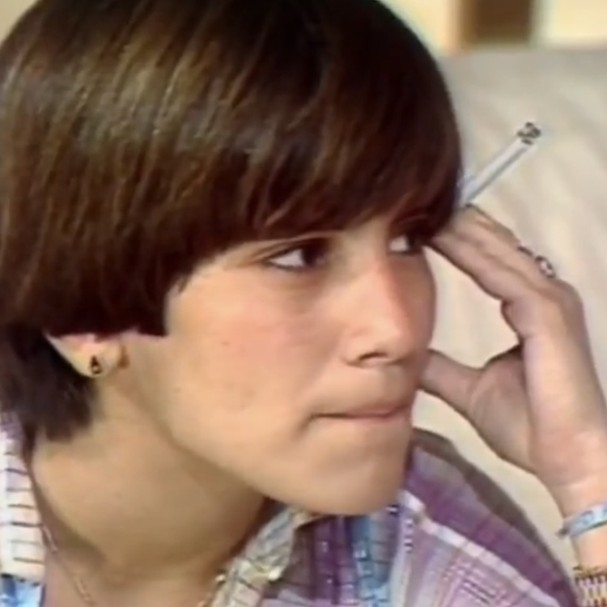 Glória Pires surgiu fumando ainda adolescente em entrevista a Marília Gabriela, em 1980 (Foto: Reprodução/Instagram)