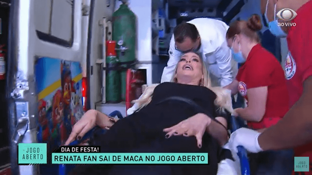 Renata Fan deixou o "Jogo Aberto" de ambulância no ano passado (Foto: Reprodução/Band)