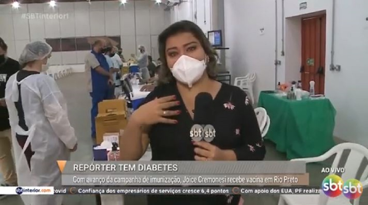 Jornalista do SBT quebra o protocolo e desaba em choro ao vivo