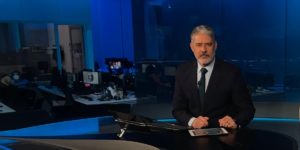 William Bonner na bancada do Jornal Nacional (Foto: Reprodução / TV Globo)