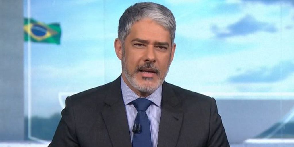 William Bonner é pego desprevenido em intervalo do Jornal Nacional e situação é vazada ao público: "Ele vai cair"