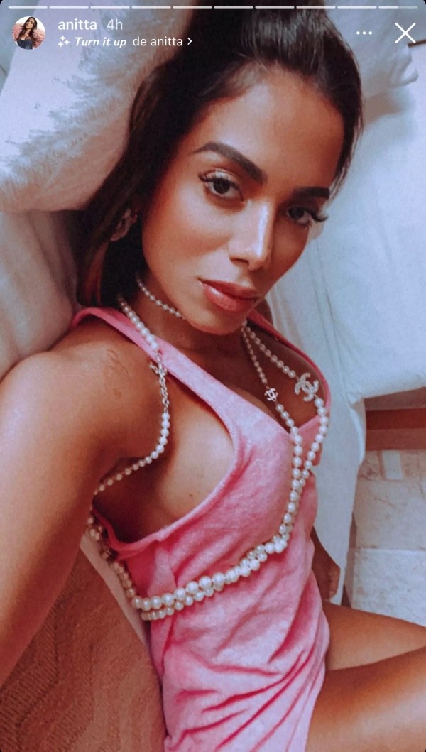 Anitta deitada na cama com seios expostos (Imagem: Reprodução)