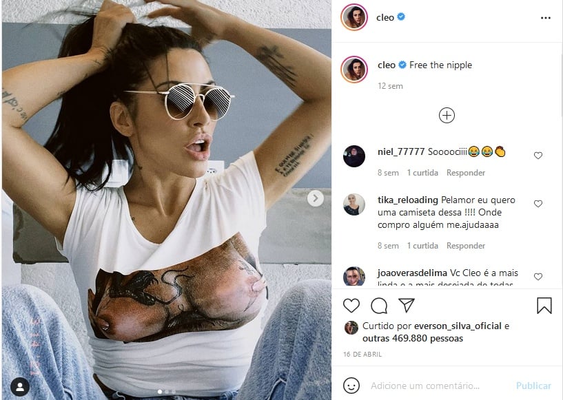 Cleo com seios à mostra estampados em sua blusa (Imagem: Reprodução)