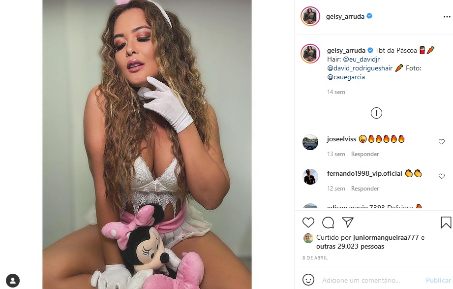 Geisy Arruda surgiu com brinquedinho entre as pernas (Foto: Reprodução)