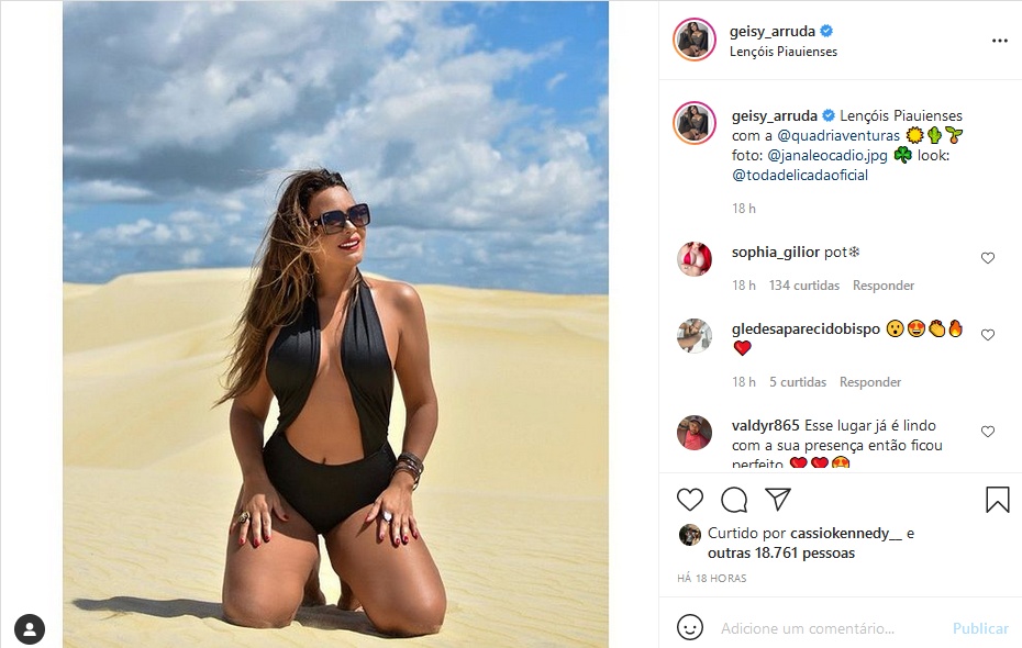 Geisy Arruda com seios escapados em maiô e ajoelhada na praia (Imagem: Reprodução)