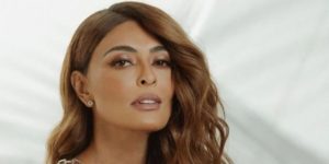 Juliana Paes arranca o sutiã e deixa seios de fora (Foto: Reprodução)