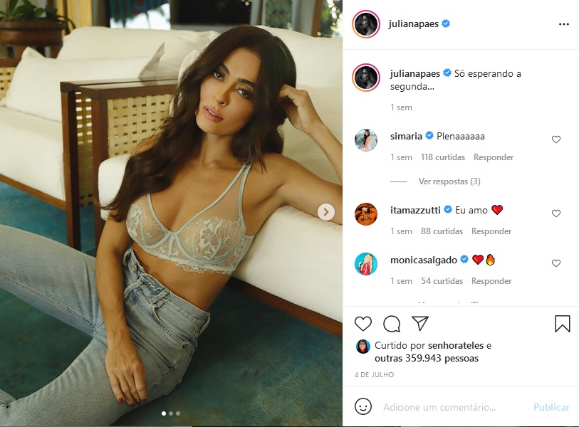 Juliana Paes surgiu com os seios à mostra em fotos no Instagram (Imagem: Reprodução)