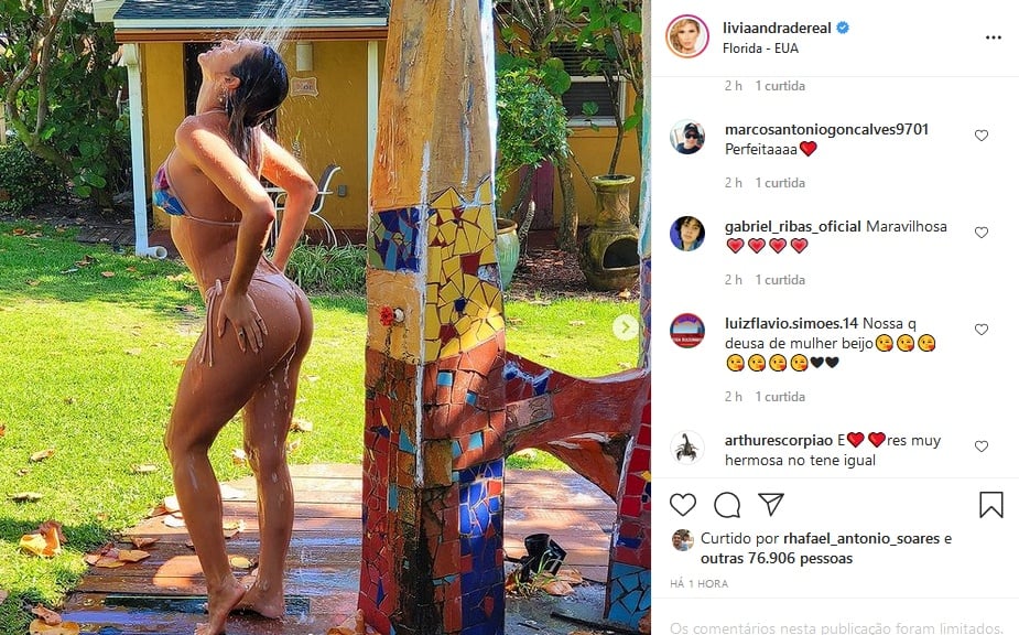 Lívia Andrade surgiu com calcinha atolada e o bumbum empinado em foto debaixo do chuveiro (Imagem: Reprodução)