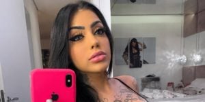 Imagem do post Mirella coloca mão na cabeça, deixa calcinha bem atolada e bumbum acaba escapando em foto: “Gostosa do Caralh%”