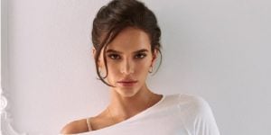 Imagem do post Bruna Marquezine é flagrada sem calcinha, abusa de vestido transparente e deixa parte íntima à mostra