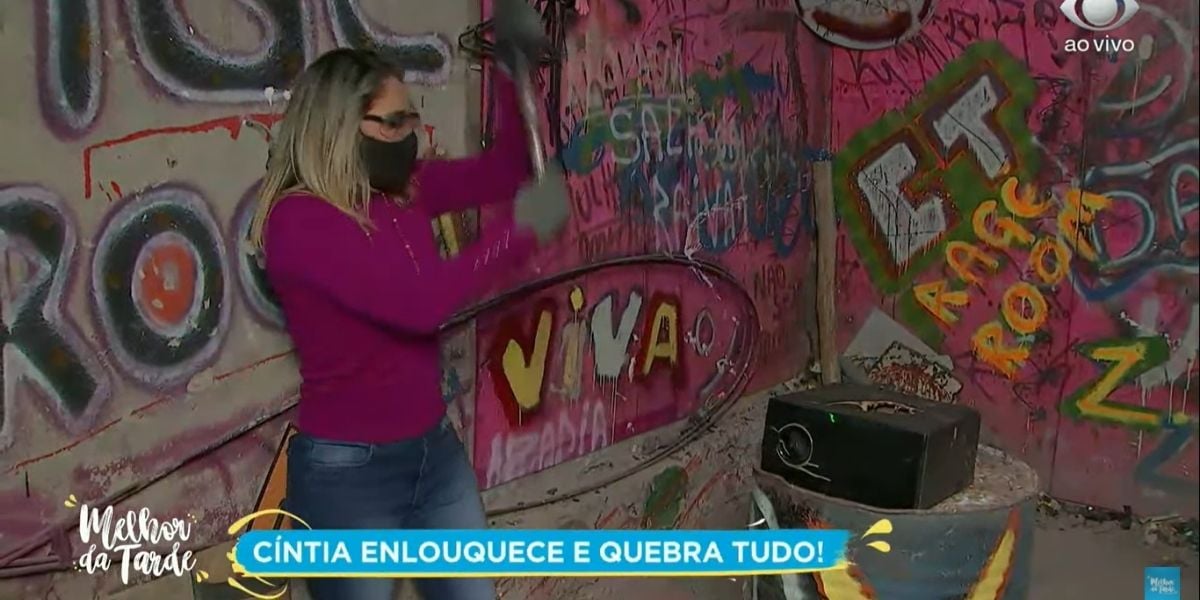 Catia Fonseca flagra repórter destruindo estúdio, se assusta e exige que programa seja derrubado: "Enlouqueceu"