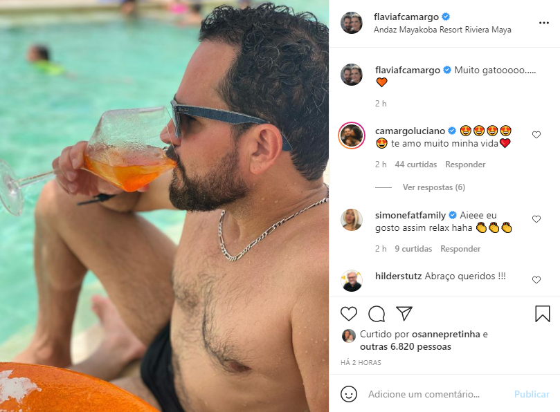 Luciano Camargo curtiu um banho de piscina usando uma sunga minúscula e apertada (Foto: Reprodução)