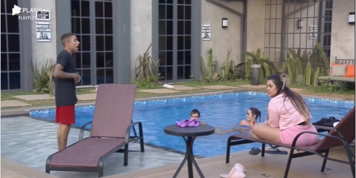 Matheus Yurley na piscina do Power Couple (Foto: Reprodução)