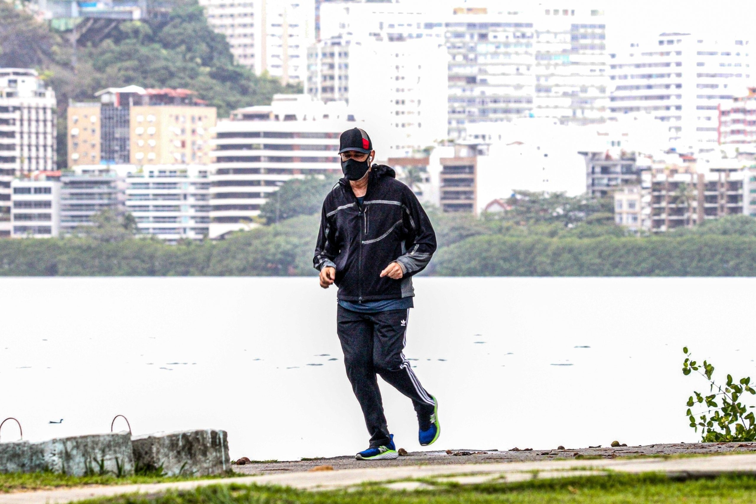 William Bonner correndo na Lagoa Rodrigo de Freitas (Foto: AgNews)