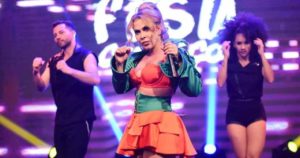 Joelma promove a banda Isso É Calypso (Foto: Reprodução)