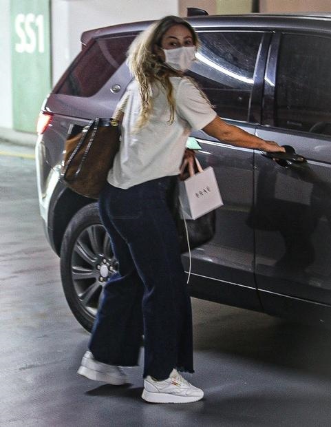 Paolla Oliveira foi flagrada saindo às pressas de shopping no Rio de Janeiro (Foto: AgNews)