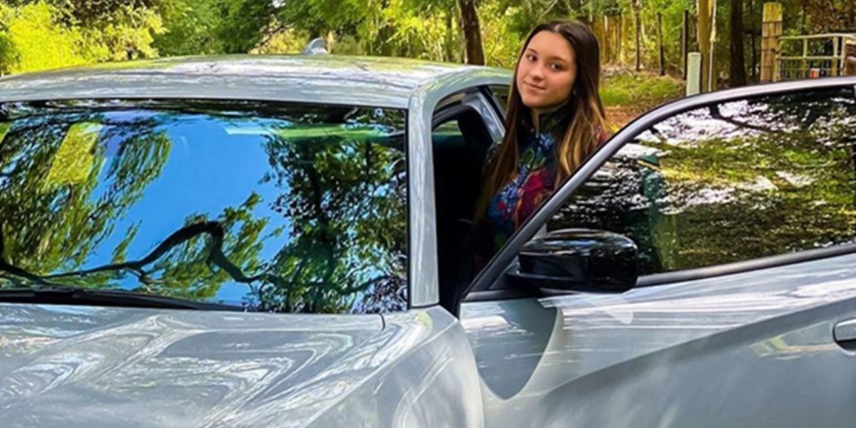 Sofia Liberato esnobou seu carro luxuoso e o chamou de "coisa" (Foto: Reprodução)