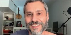 O ator Alexandre Nero resolveu publicar uma foto pelado para divulgar música (Reprodução)