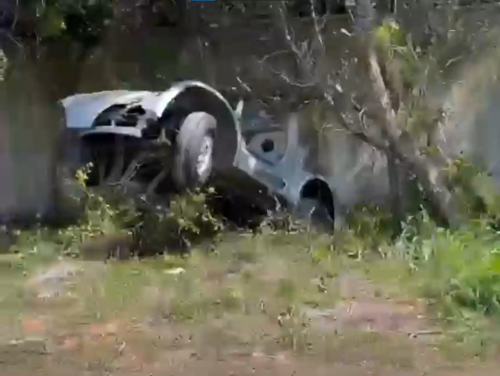 O carro do ex-participante do De Férias Com o Ex ficou completamente destruído após o acidente (Foto: Reprodução)