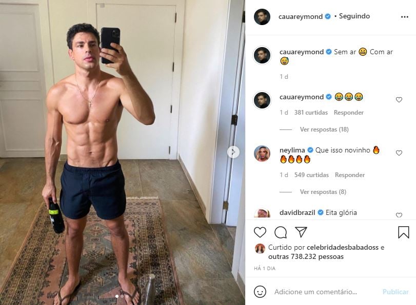 Cauã Reymond posou completamente sem camisa (Foto: Reprodução)