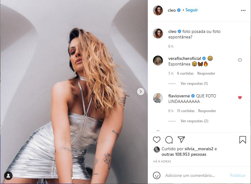 Cleo abre às pernas de vestido coladinho e empina bumbum (Foto: Reprodução)