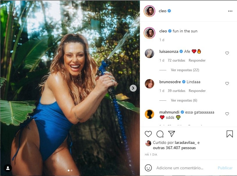 Cleo tira a roupa e espreme parte íntima (Foto: Reprodução)