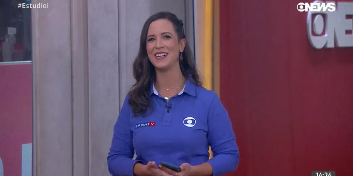 Lívia Laranjeira foi escalada para trabalhar no canal de notícias, mas não ganhou uniforme completo da Globo (Foto: Reprodução)